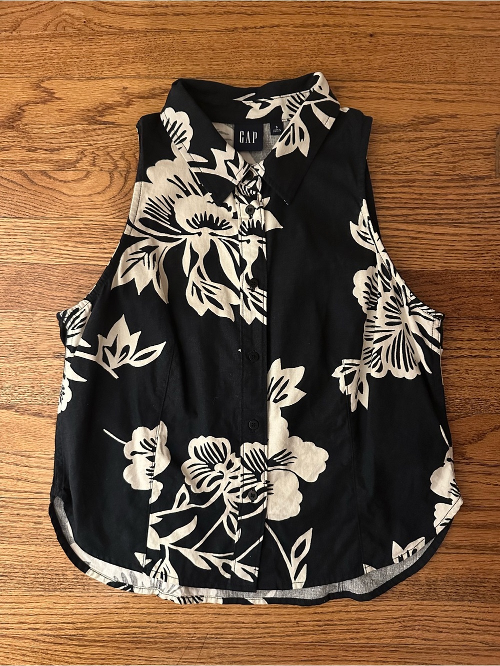 GAP Tropical Print Black & White Women’s Sleeveless Button-Down - Small